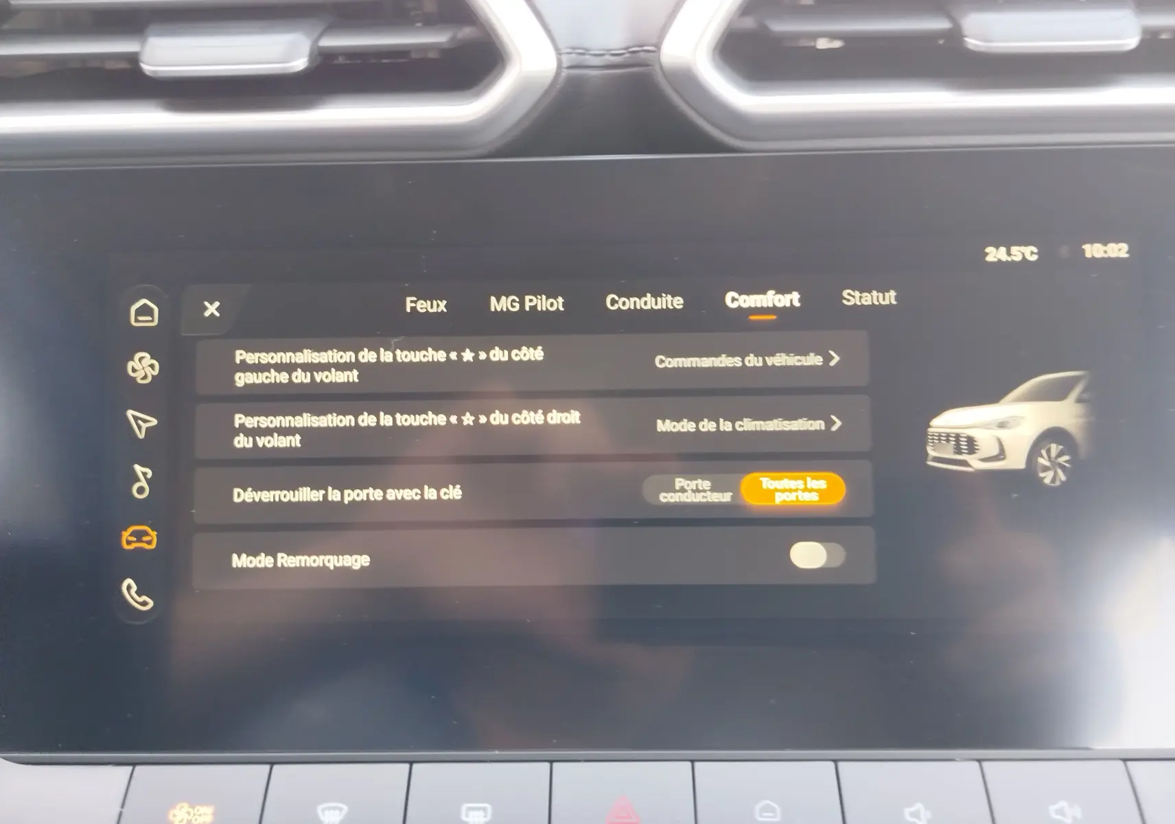 Écran tactile intérieur du MG ZS 2026 affichant les réglages de confort avec illustration du SUV blanc côté droit.