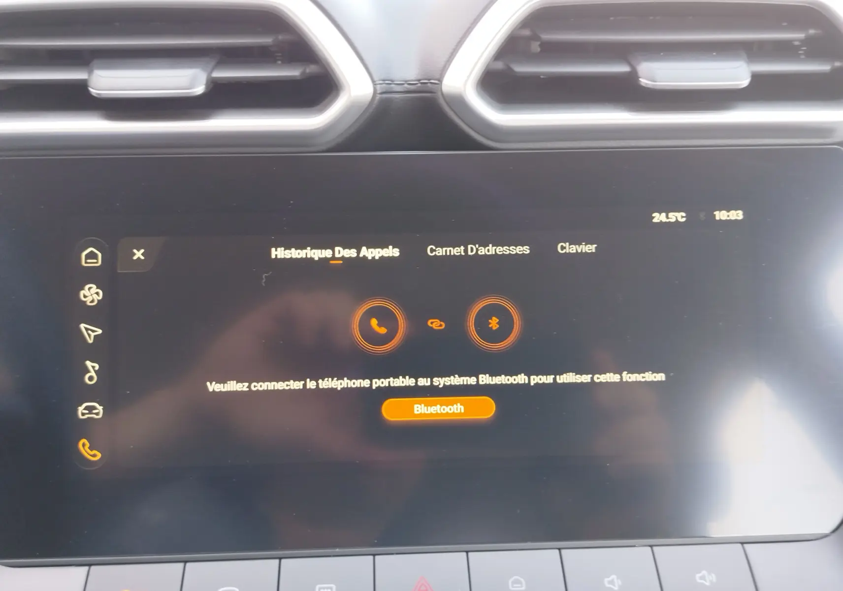 Écran tactile 10,25'' du MG ZS Cosmo Blue 2026 affichant la connexion Bluetooth, vue intérieure centrée.