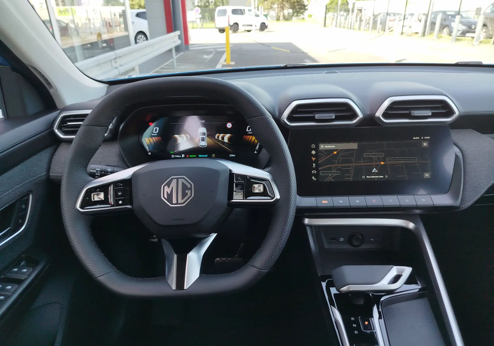 Vue intérieure frontale du tableau de bord et volant MG ZS 2026 avec écran tactile et compteur numérique.