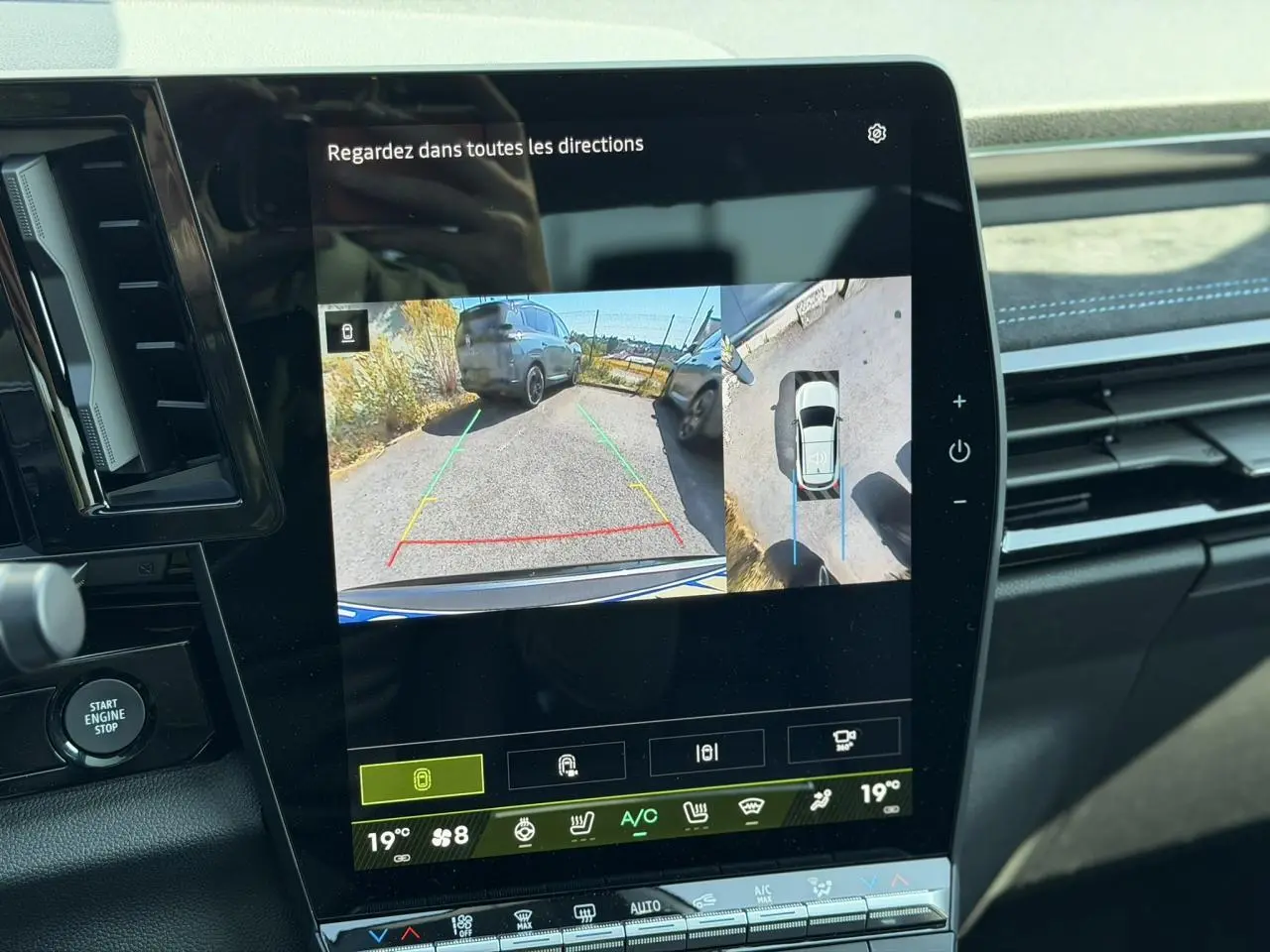 Écran central du Renault Austral E-Tech affichant la caméra de recul et la vue 360° en stationnement, intérieur noir.