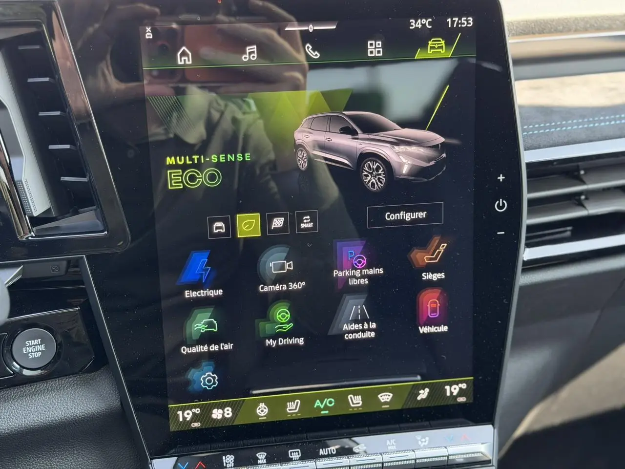Écran tactile central du Renault Austral E-Tech affichant les options de conduite et de confort en mode ECO.