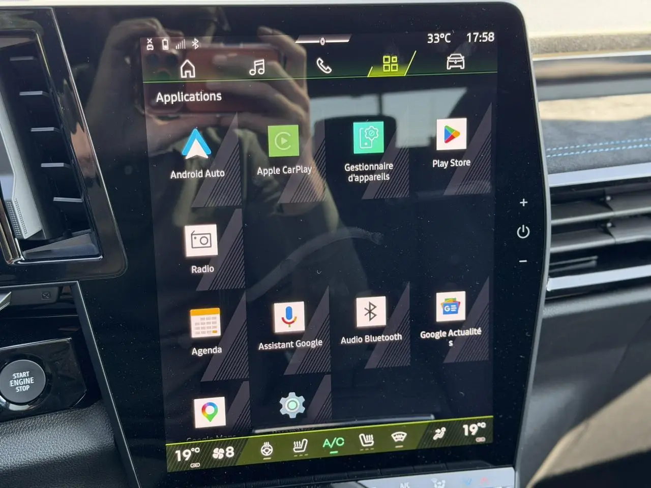 Écran tactile central du Renault Austral E-Tech 2026 montrant les applications Android Auto et Apple CarPlay, intérieur noir.