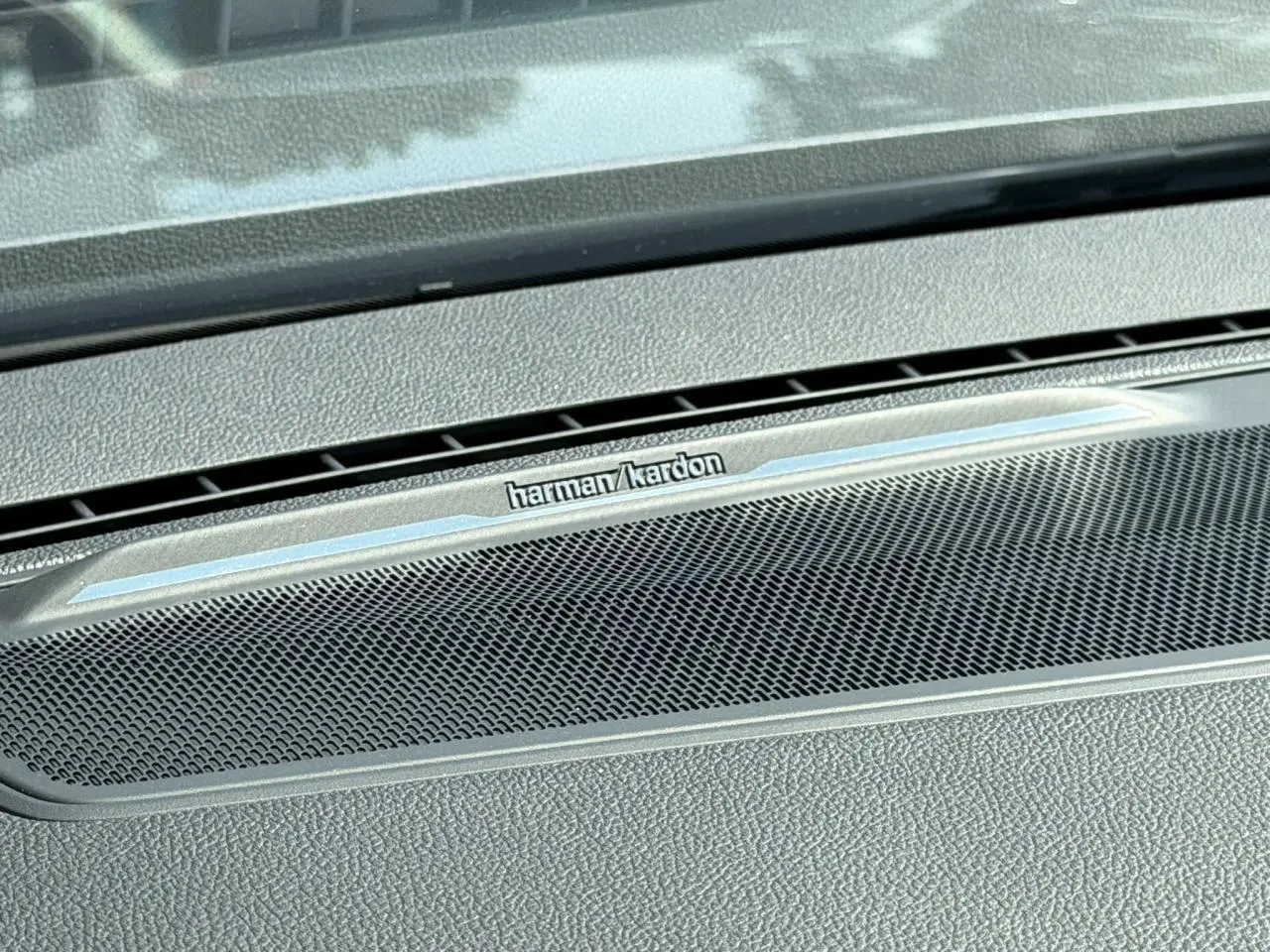 Gros plan sur la grille du haut-parleur Harman Kardon intégrée au tableau de bord du Renault Austral 2026.