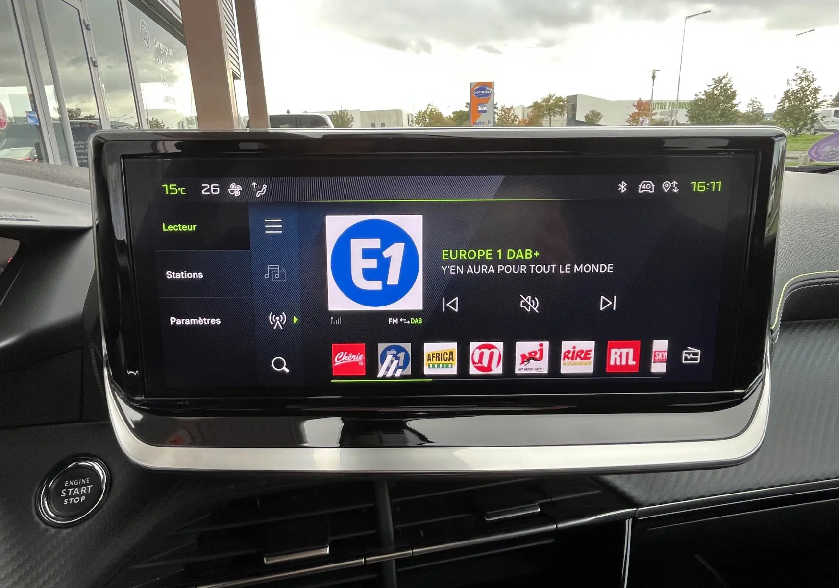 Écran tactile central du Peugeot 2008 noir 2024, affichant la radio Europe 1 DAB+ avec commandes visibles.