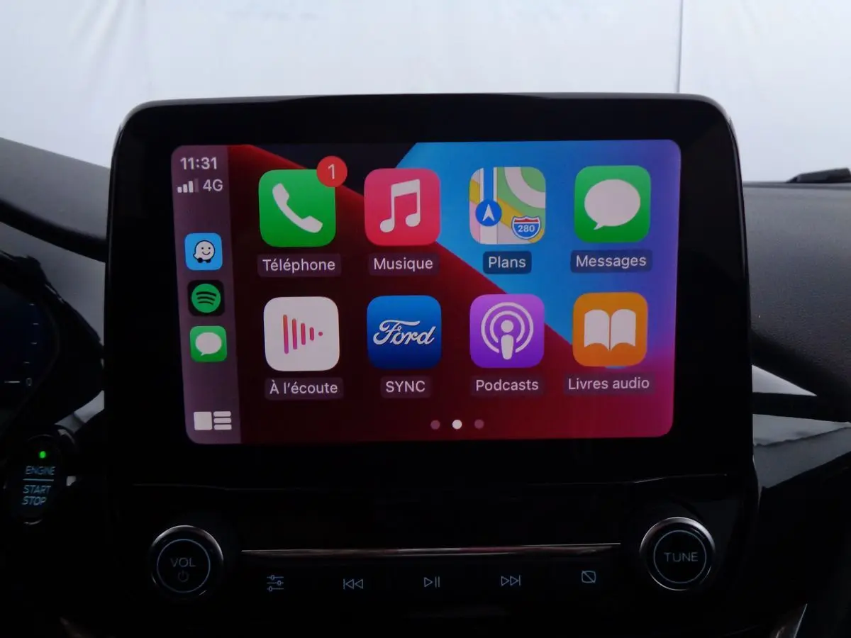 Écran tactile central du Ford Puma 2022 affichant les applications Apple CarPlay dans un intérieur noir.