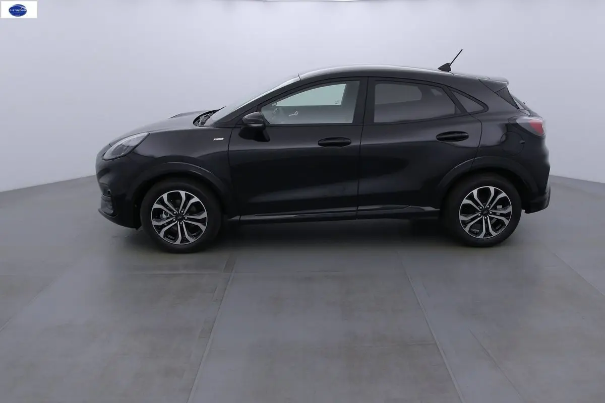 Profil côté gauche de la Ford Puma 1.0 EcoBoost MHEV 155ch ST-Line noir agate métal avec jantes alliage bicolores.