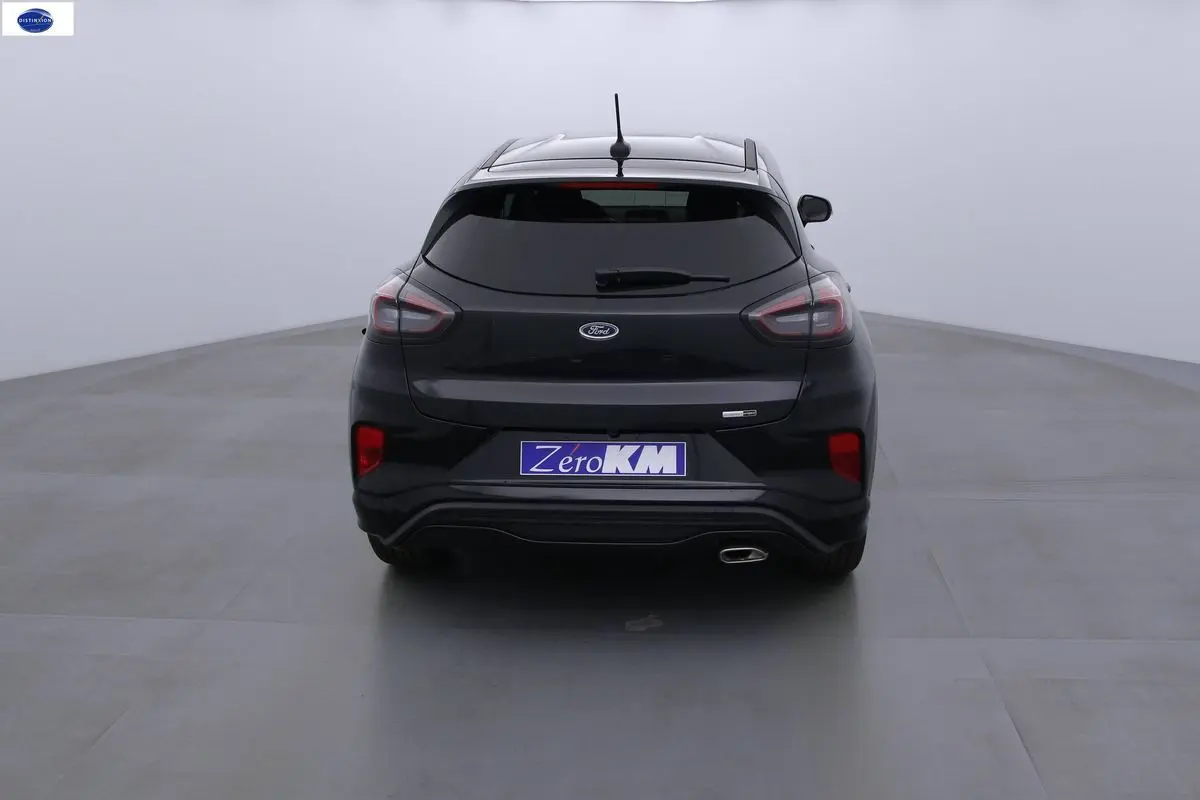 Vue arrière d'une Ford Puma noire Agate Metal avec feux LED et sortie d'échappement visible côté droit.