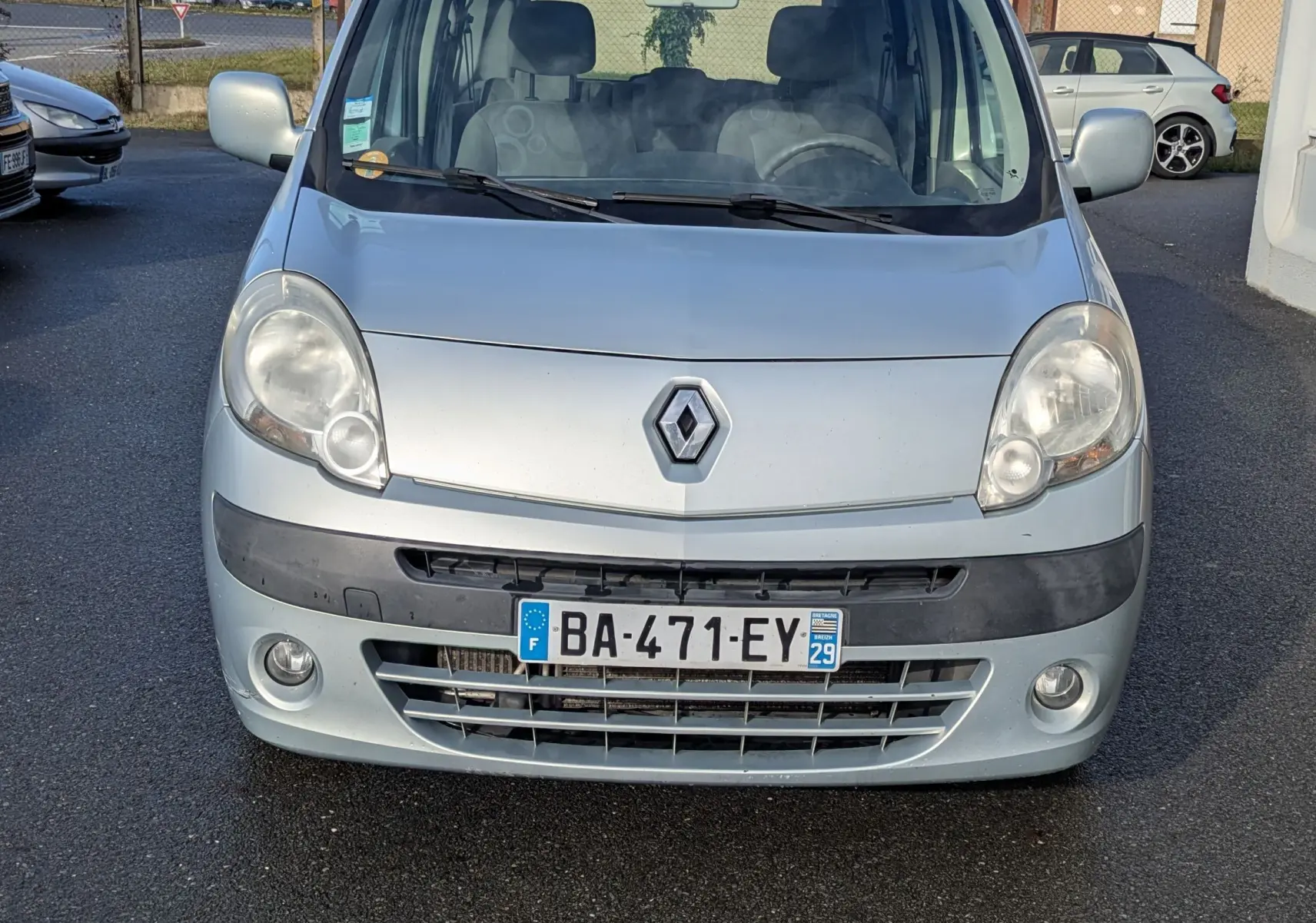 Vue frontale d'un Renault Kangoo II bleu ciel de 2010 avec phares antibrouillard et plaque d'immatriculation française.