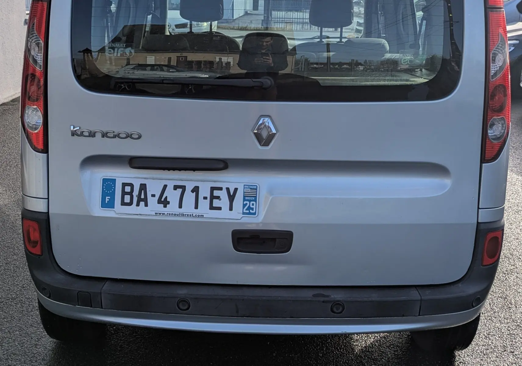 Vue arrière d'un Renault Kangoo bleu ciel de 2010 avec plaque d'immatriculation française et vitres arrière teintées.