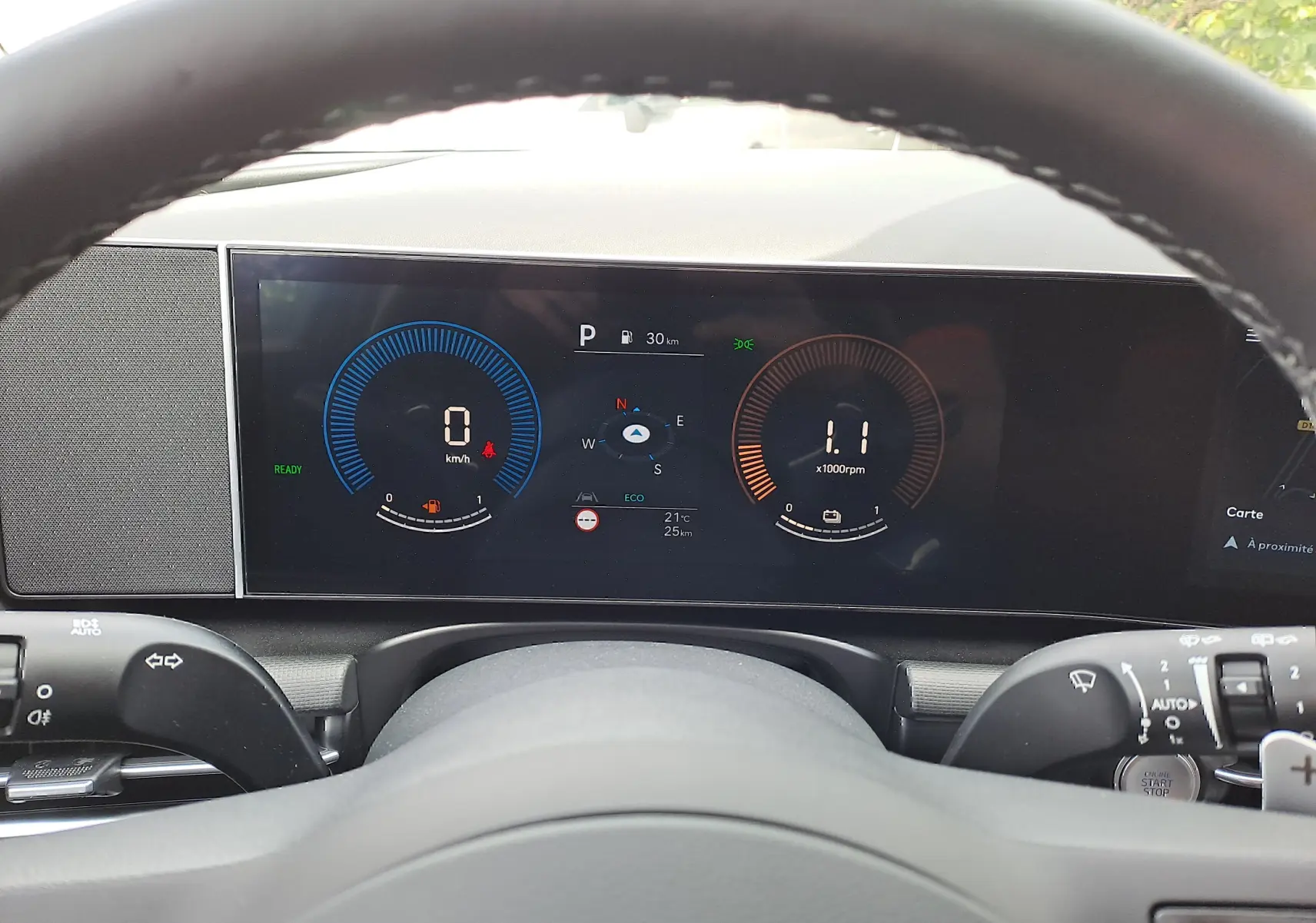 Vue rapprochée du tableau de bord numérique du Hyundai Tucson 2025 hybride, affichant vitesse et compte-tours.