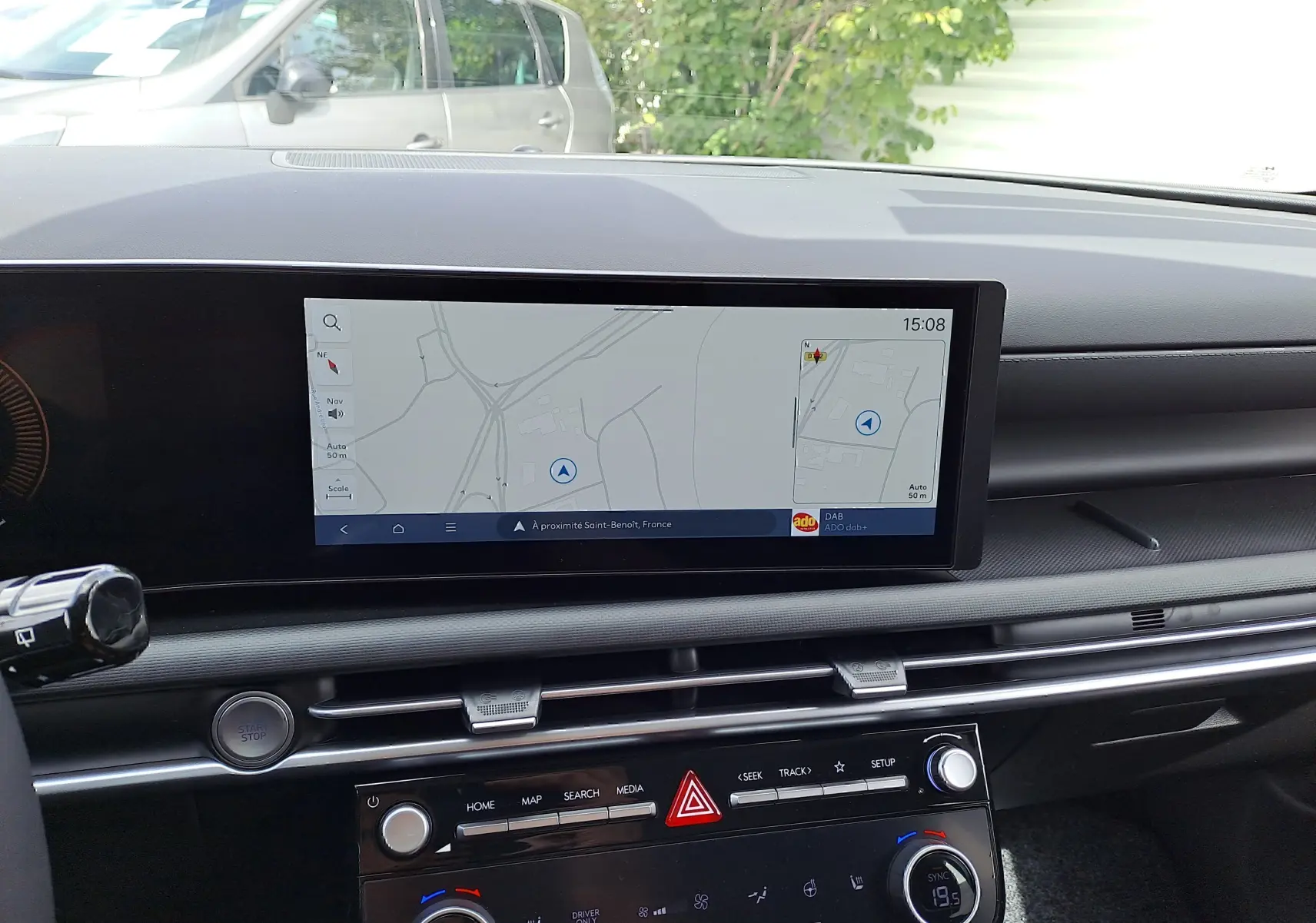 Tableau de bord du Hyundai Tucson 2025 en gris, vue frontale sur l'écran tactile avec navigation affichée.