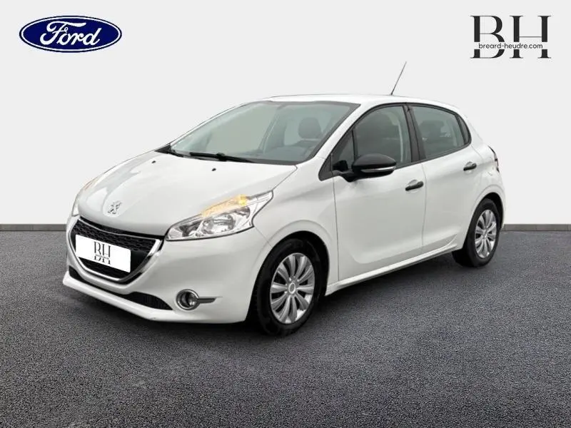 Peugeot 208 blanc banquise vue 3/4 avant droit, compacte cinq portes avec phares halogènes allumés.