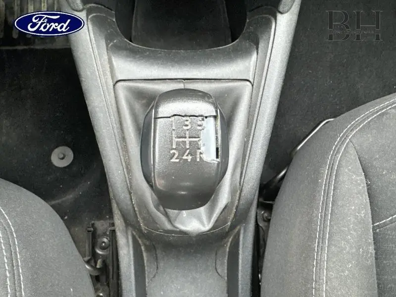 Le levier de vitesses manuel noir vu de dessus dans l'habitacle d'une Peugeot 208 blanche Banquise de 2013.