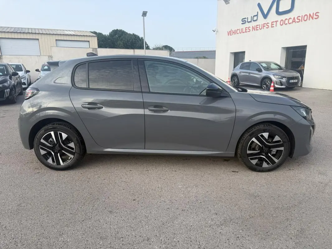 Peugeot 208 Hybrid gris vue de profil côté gauche, avec jantes alliage 16 pouces et vitres teintées.