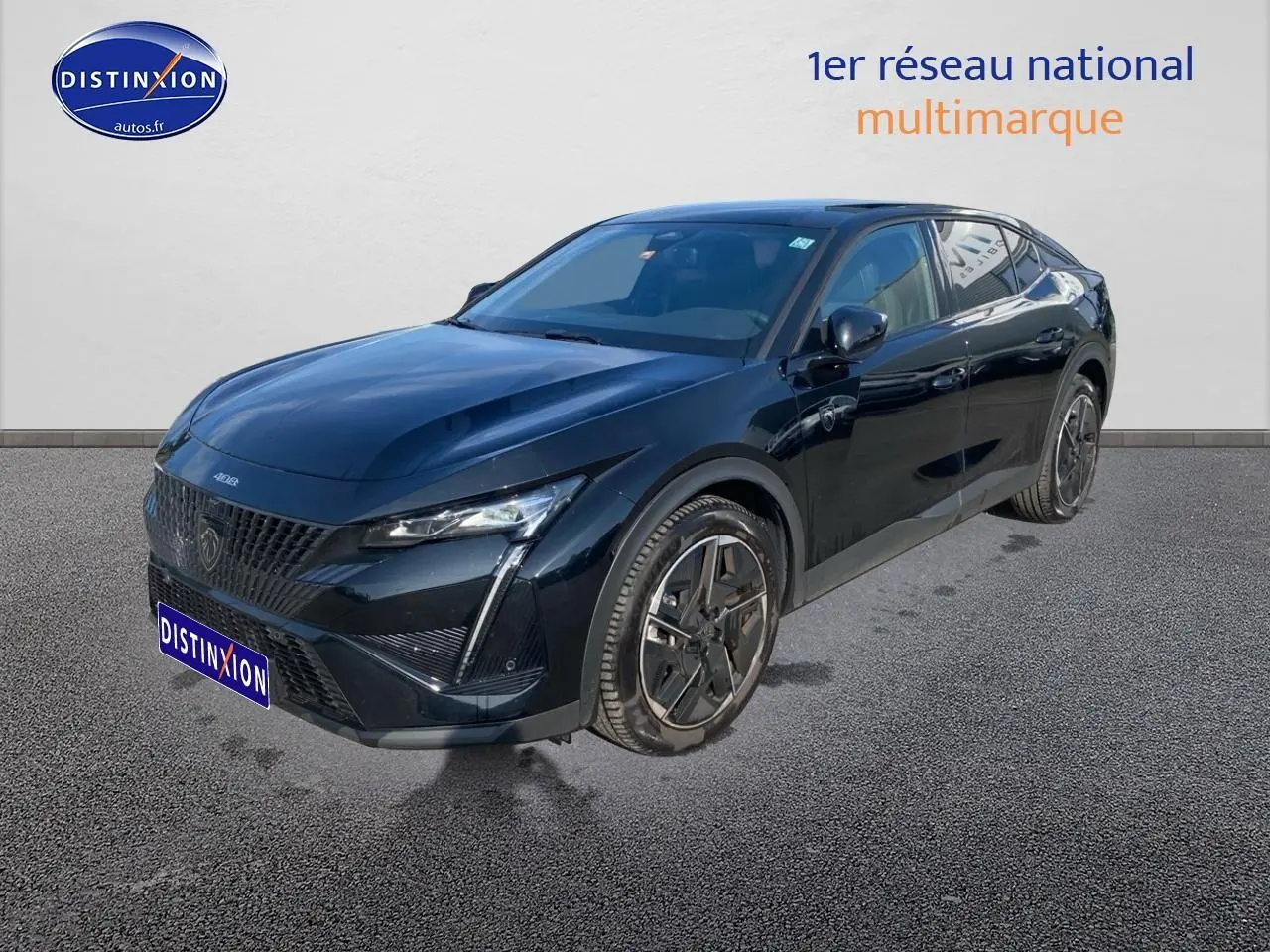 Peugeot 408 Hybrid 145 GT noir vue 3/4 avant droit, avec phares LED et jantes alliage distinctives.