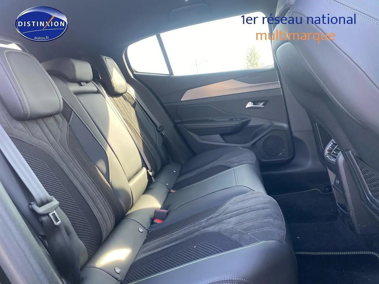 Vue intérieure côté droit sur la banquette arrière en cuir noir et alcantara de la Peugeot 408 Hybrid 145 GT 2025.