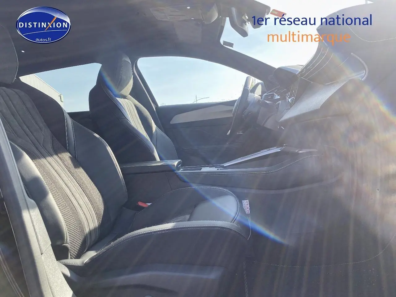 Vue intérieure côté gauche de la Peugeot 408 Hybrid 145 GT avec sièges en cuir noir et console centrale moderne.