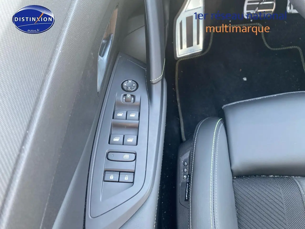 Détail de la porte côté gauche noire de la Peugeot 408 Hybrid 145 GT avec commandes des vitres et accoudoir en cuir.