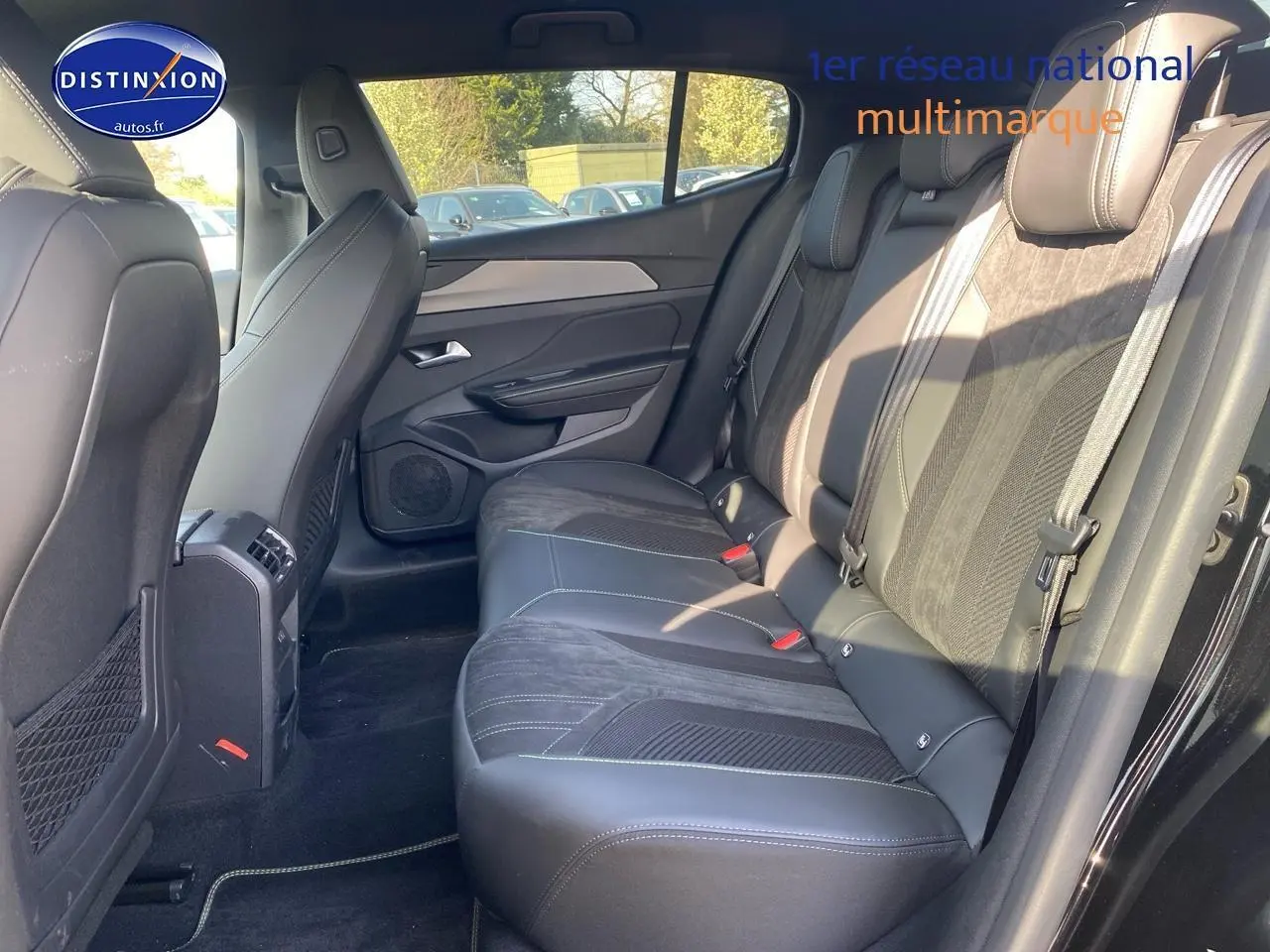 Vue latérale droite de l’intérieur arrière noir de la Peugeot 408 Hybrid 145 GT avec sièges en cuir et alcantara.