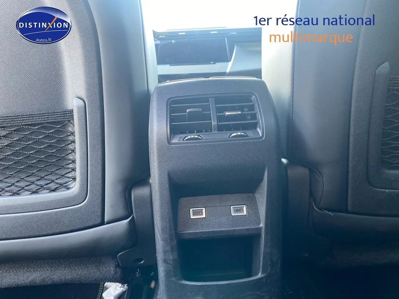 Vue rapprochée de la console centrale arrière avec prises USB et aérateurs, intérieur noir du Peugeot 408 Hybrid 145 GT 2025.