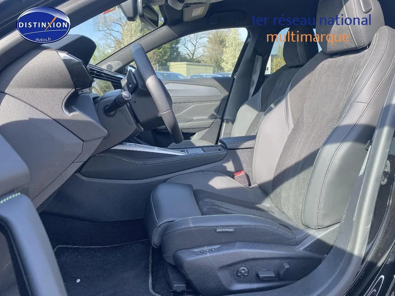 Vue intérieure côté conducteur de la Peugeot 408 Hybrid 145 GT noir, sièges cuir et alcantara avec réglages électriques.