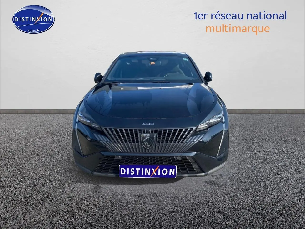 Vue frontale d'une Peugeot 408 Hybrid 145 GT noire avec calandre distinctive et phares LED fins.