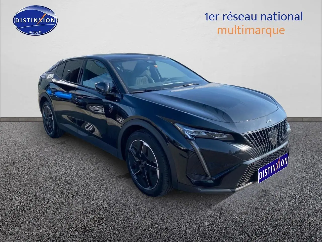 Peugeot 408 Hybrid 145 GT noir en 3/4 avant droit, avec jantes alu et phares LED distinctifs.