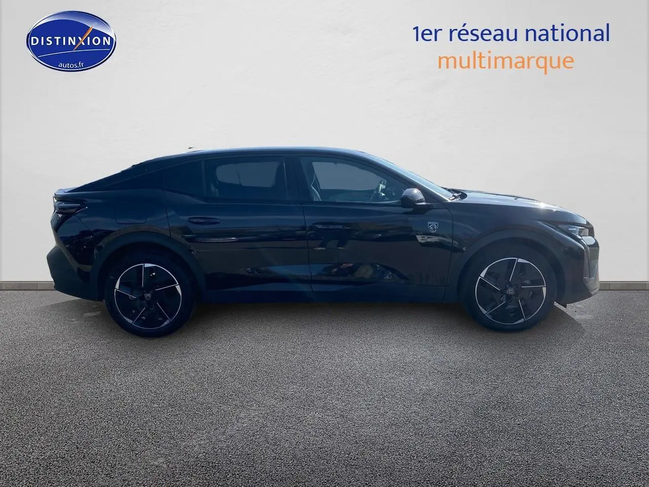 Profil droit d'une Peugeot 408 Hybrid 145 GT noir avec jantes alliage et vitres surteintées sur fond clair.