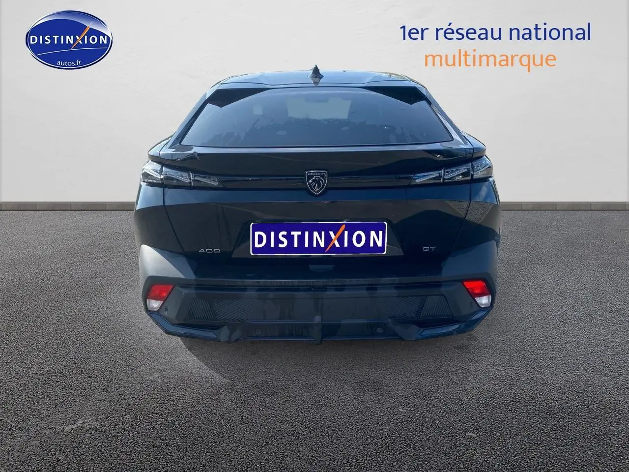 Vue arrière d'une Peugeot 408 Hybrid 145 GT noire avec feux LED et logo lion central visible.