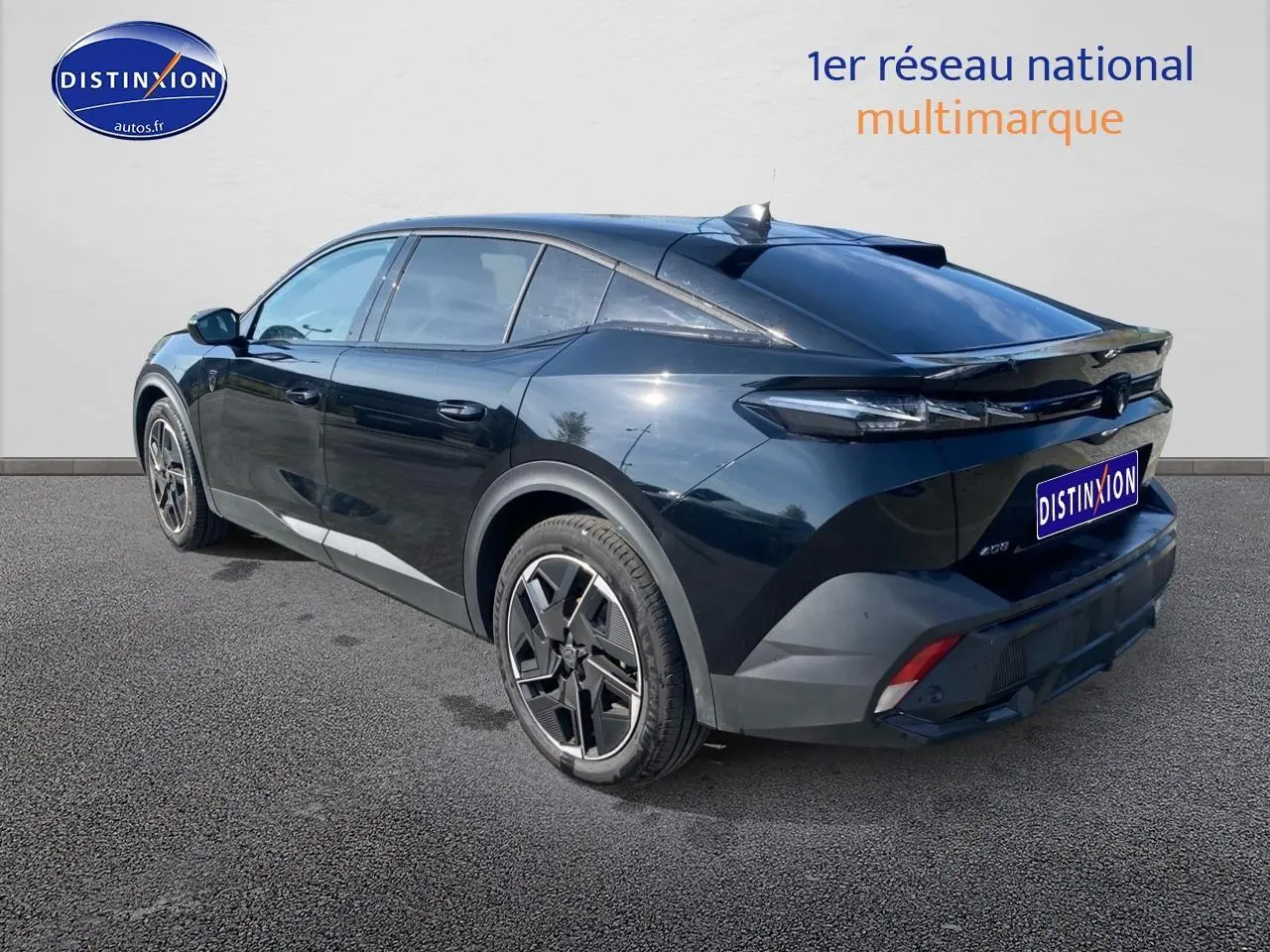 Vue 3/4 arrière droite d'une Peugeot 408 Hybrid 145 GT noire avec jantes alu et vitres surteintées.