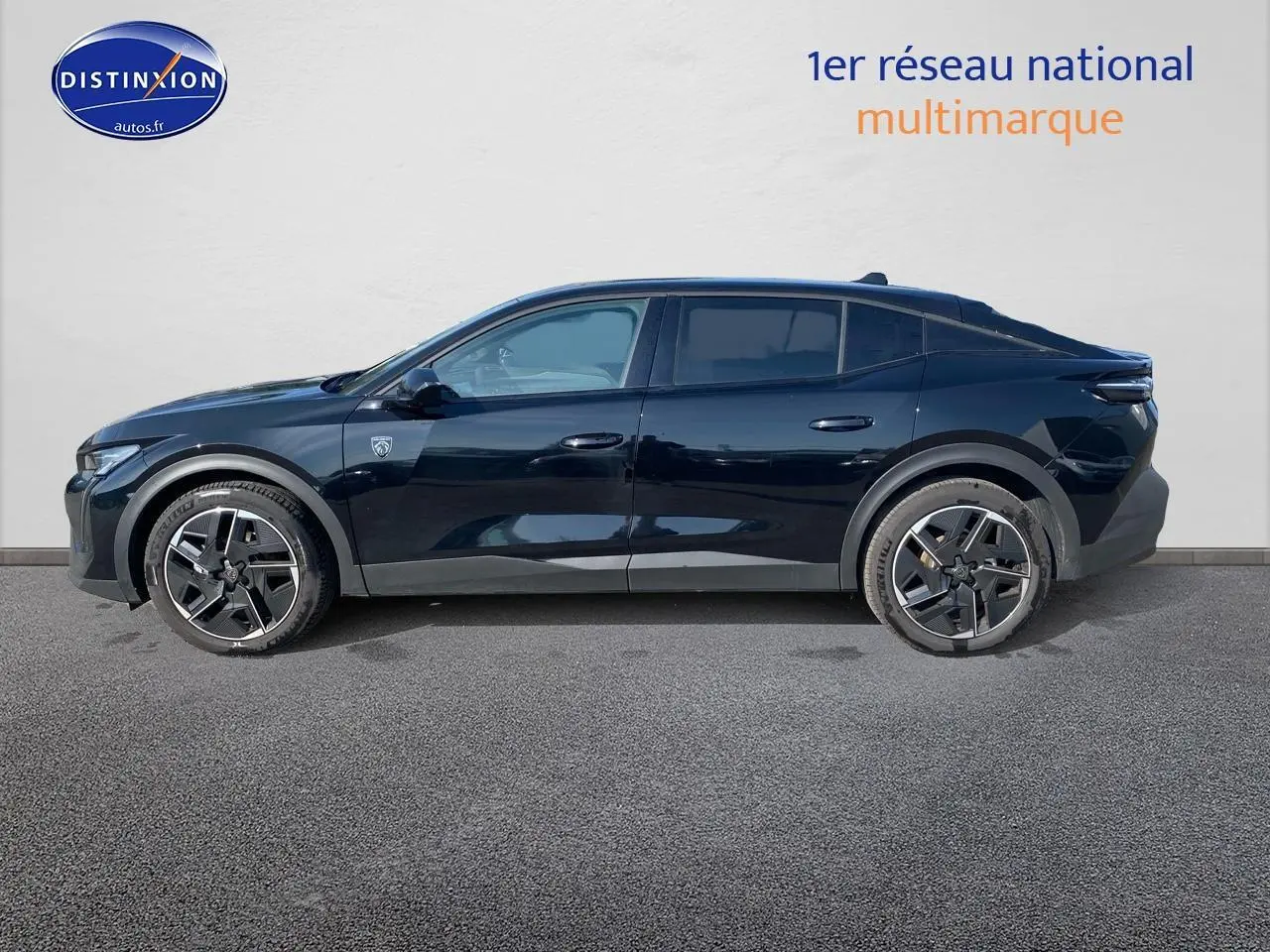 Peugeot 408 Hybrid 145 GT noir vue de profil côté gauche, avec jantes alu distinctives et vitres surteintées.