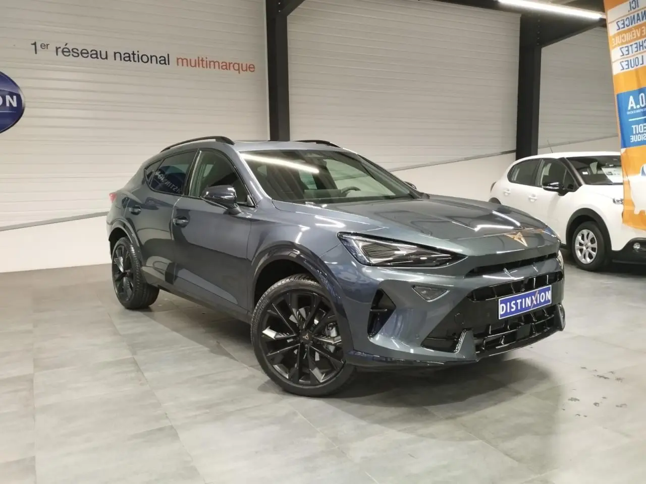 CUPRA Formentor 2026 en Magnetic Tech, vue 3/4 avant droit, avec jantes alliage noires et détails noirs contrastants.