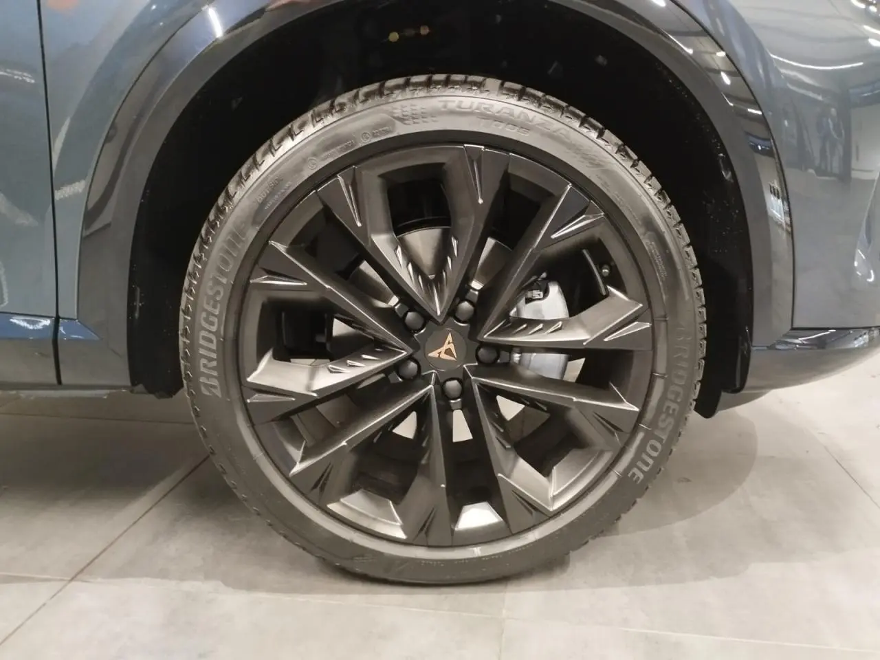 Gros plan sur la jante alliage 19'' Sandstorm noire du CUPRA Formentor Magnetic Tech, avec logo Cupra central cuivré.