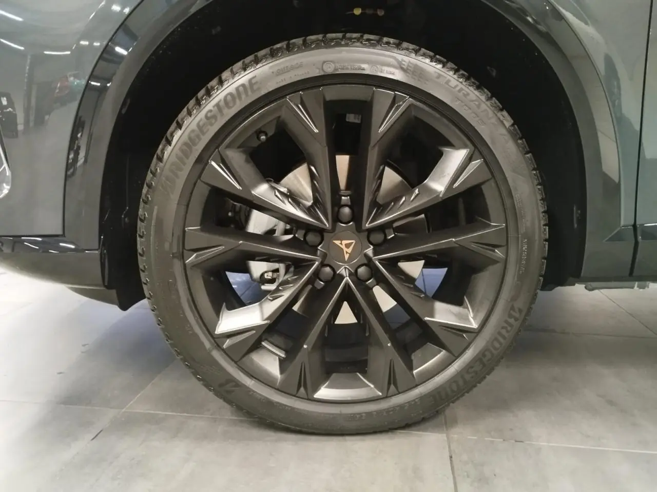 Gros plan sur la jante alliage 19'' Sandstorm noire du CUPRA Formentor Magnetic Tech, avec logo Cupra au centre.