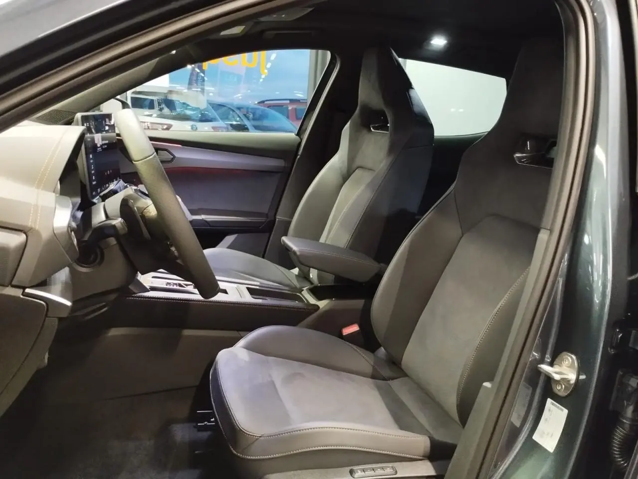 Vue intérieure côté conducteur du CUPRA Formentor Magnetic Tech 2026 avec sièges baquets suédine noir et surpiqûres cuivrées.