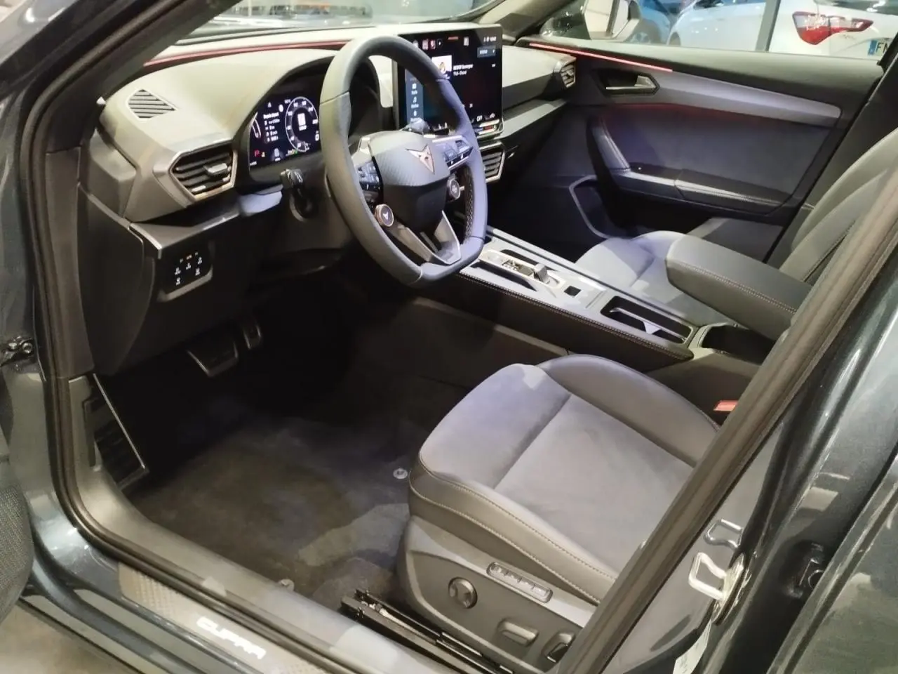 Vue intérieure côté conducteur du CUPRA Formentor 2026 avec sièges suédine gris et tableau de bord digital.