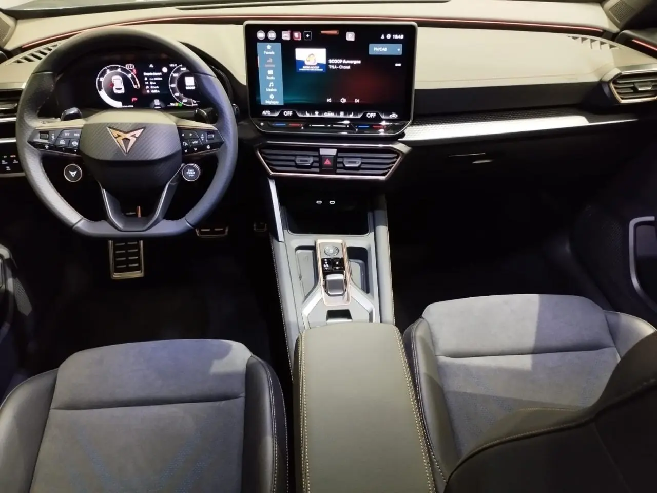 Vue intérieure avant du CUPRA Formentor 2.0 TDI 2026, avec volant Supersports, écran tactile HD et sièges suédine noir Asphalte.