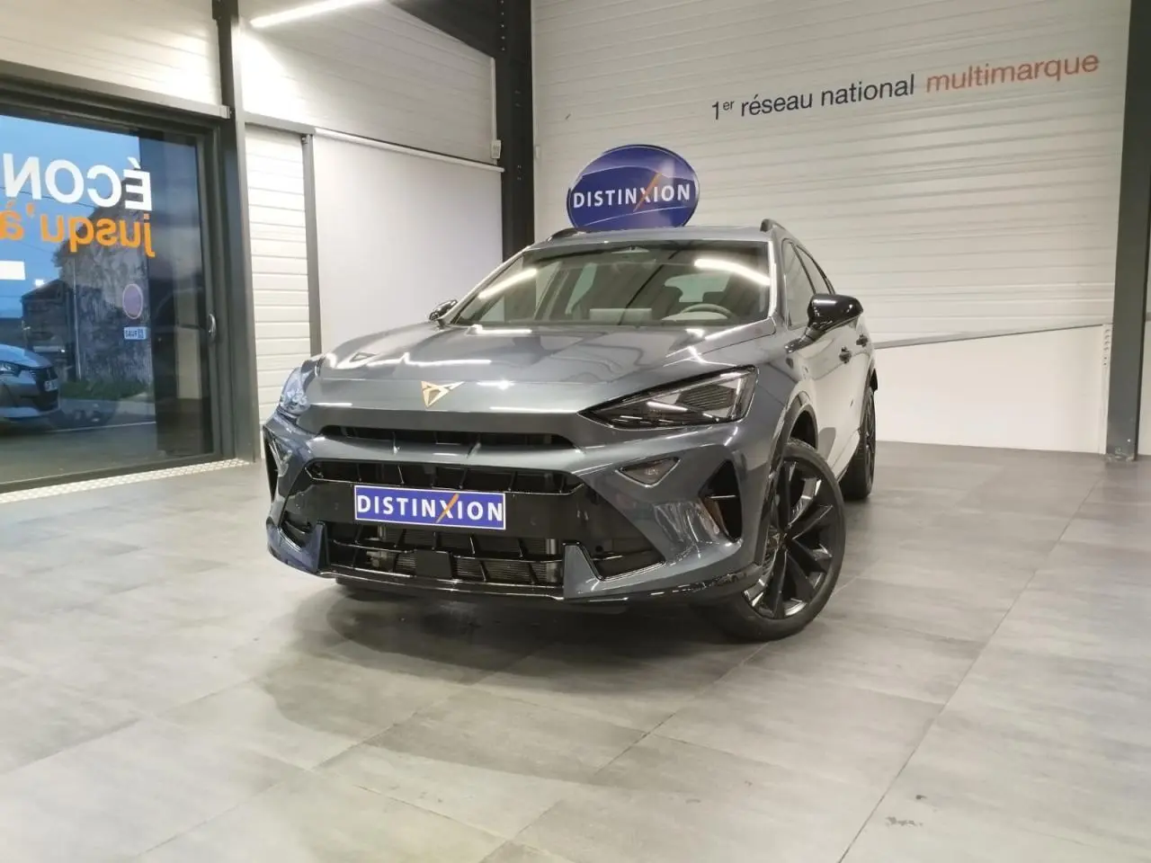 Vue 3/4 avant d'un CUPRA Formentor 2.0 TDI 150 DSG 7 en gris Magnetic Tech avec jantes noires en showroom.