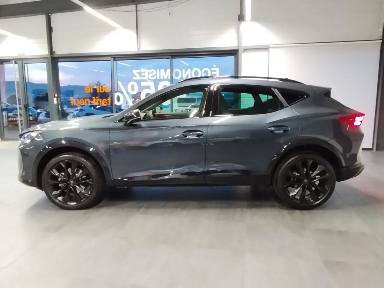 Profil droit du CUPRA Formentor 2.0 TDI 150 DSG 7 en Magnetic Tech avec jantes alliage noires 19 pouces.