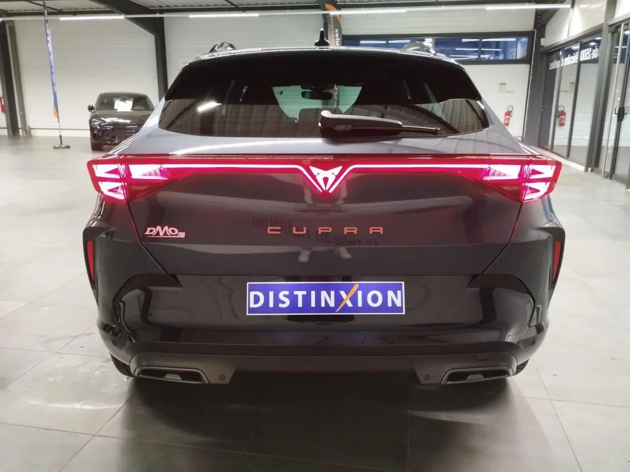 Vue arrière d'une CUPRA Formentor 2.0 TDI 150 DSG 7 en noir Magnetic Tech avec feux arrière lumineux Tri-LED.