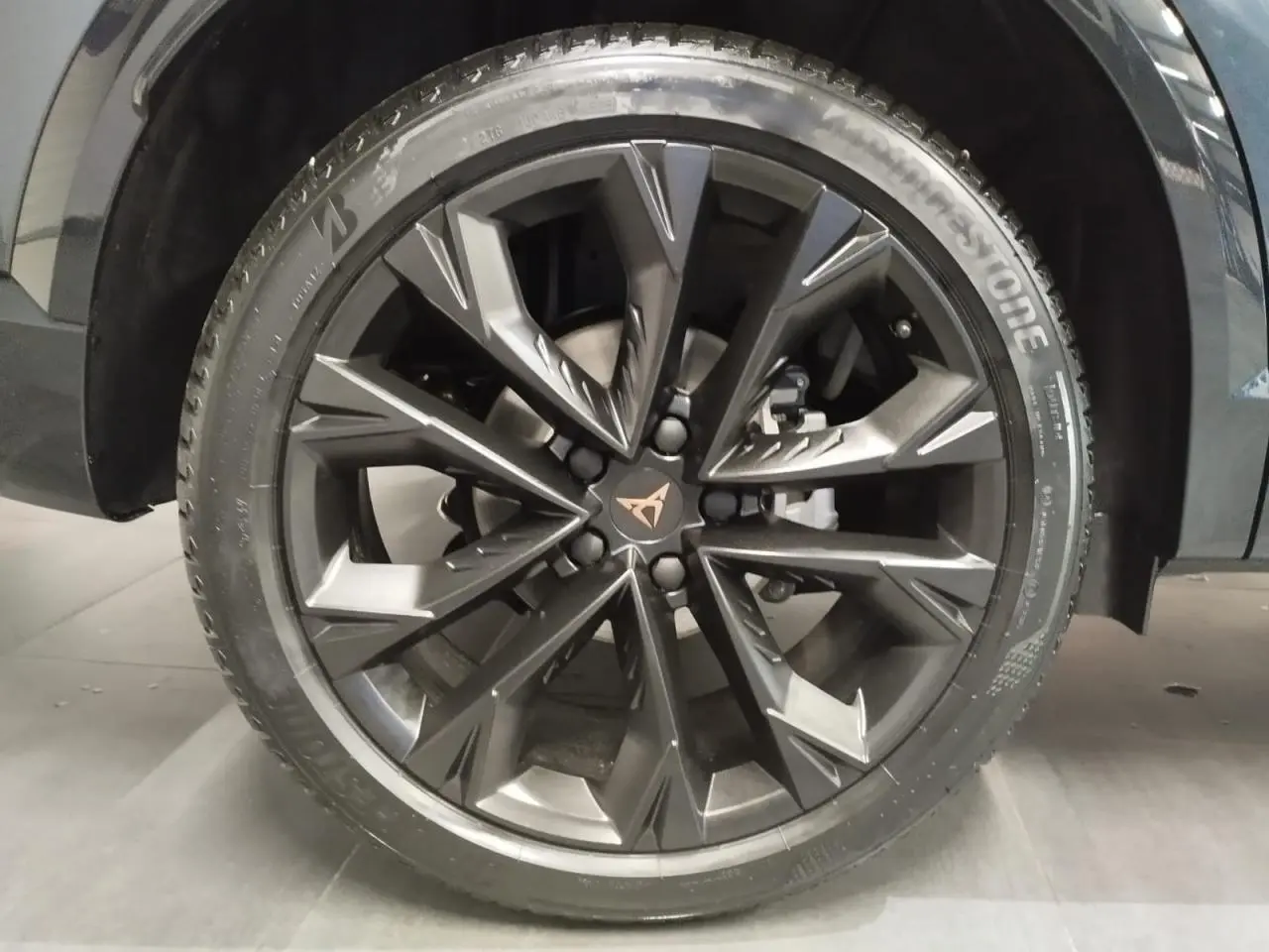 Gros plan sur la jante alliage noire 19'' Sandstorm du CUPRA Formentor Magnetic Tech, avec logo Cupra central cuivré.