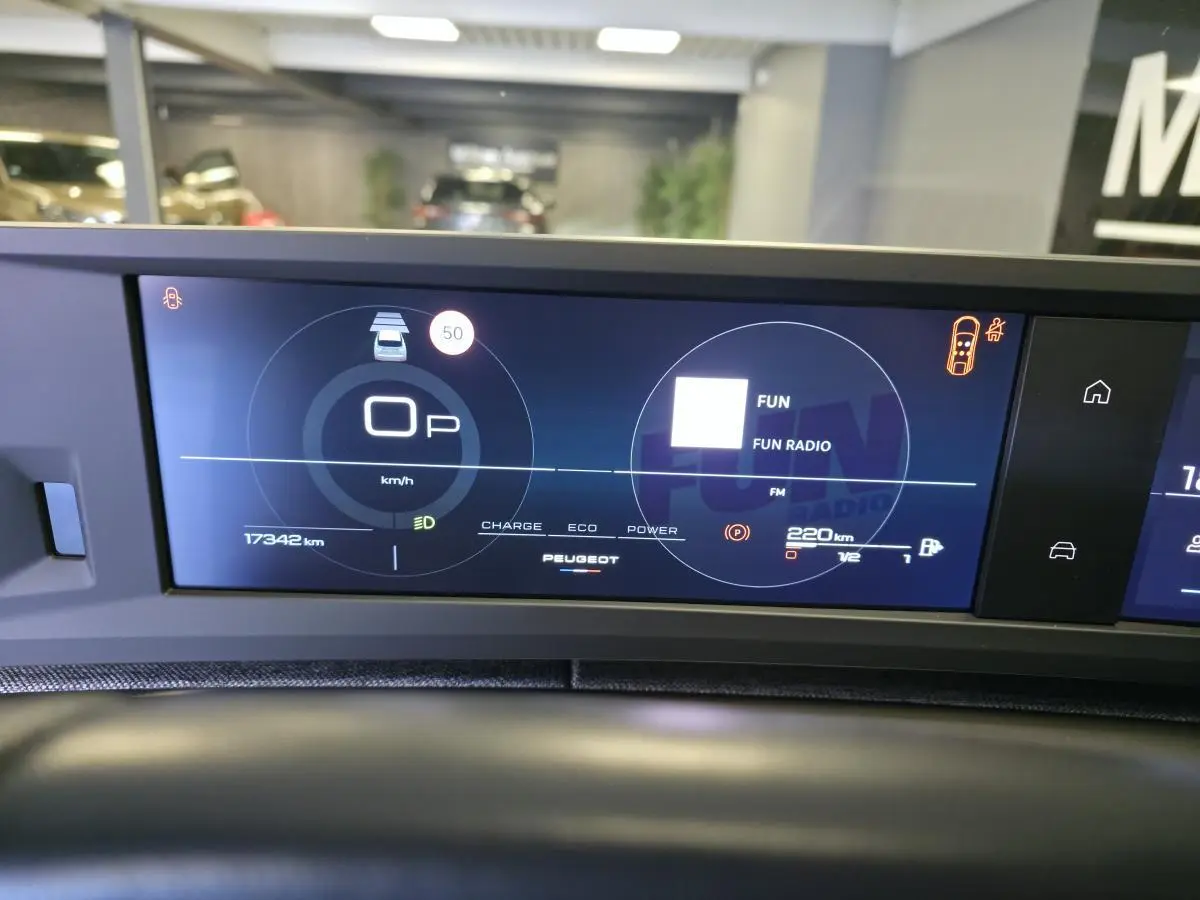 Affichage numérique du tableau de bord du Peugeot 3008 hybride, vue frontale centrée sur les compteurs et informations de conduite.