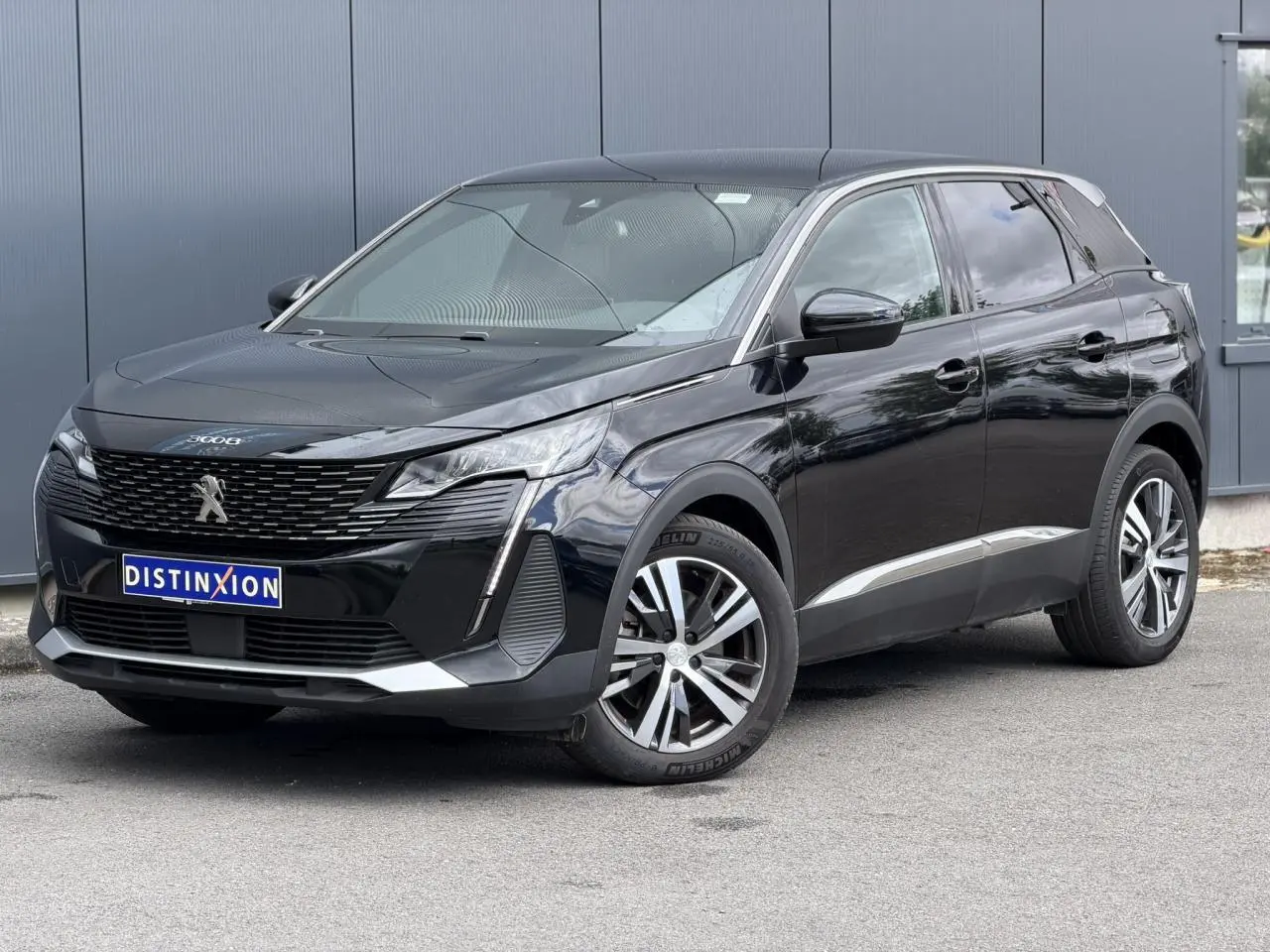 Peugeot 3008 noir Perla en 3/4 avant droit, jantes alliage bi-ton et signature lumineuse LED distinctive.
