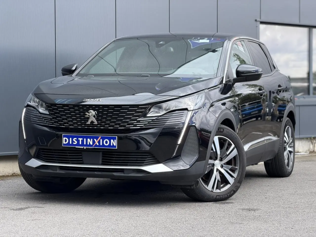 Peugeot 3008 Plug-in Hybrid noir Perla en 3/4 avant droit, avec jantes alliage bi-ton et calandre distinctive.