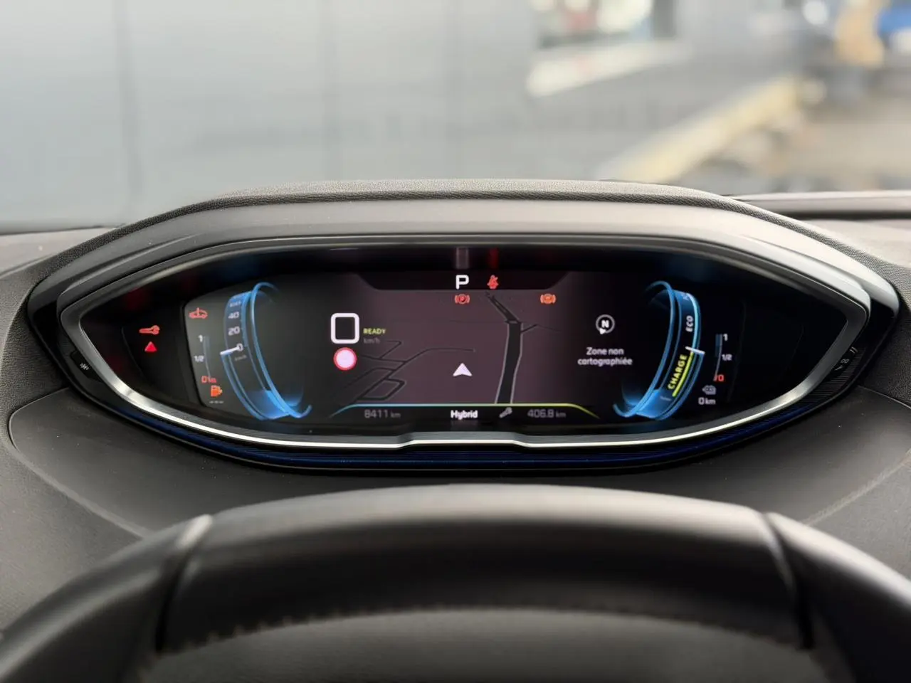 Tableau de bord numérique du Peugeot 3008 Plug-in Hybrid 2024, affichage de la navigation et indicateurs hybrides.