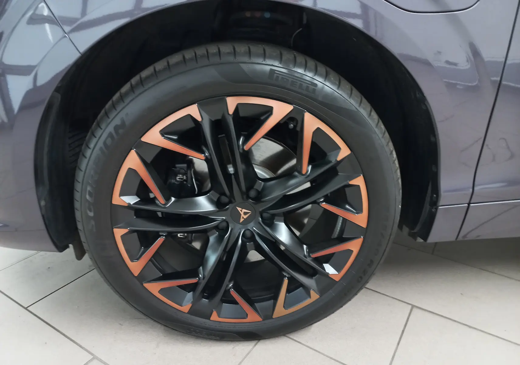 Gros plan sur la jante 20'' Hadron cuivrée du côté gauche d'une CUPRA TERRAMAR violet intersidéral.