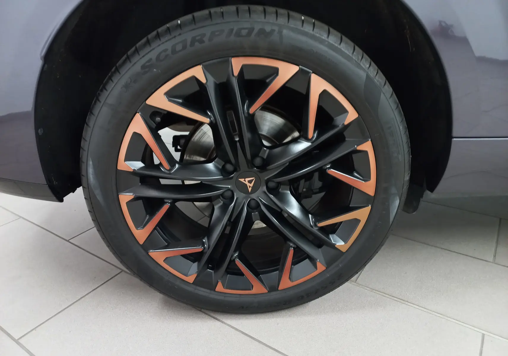Gros plan sur la jante 20'' Hadron cuivrée et noire du CUPRA TERRAMAR violet intersidéral, roue avant droite visible.