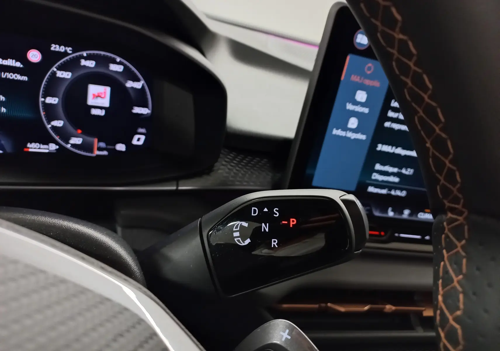 Gros plan sur la commande de boîte automatique du CUPRA TERRAMAR 1.5 eHYBRID avec tableau de bord numérique et volant cuir.