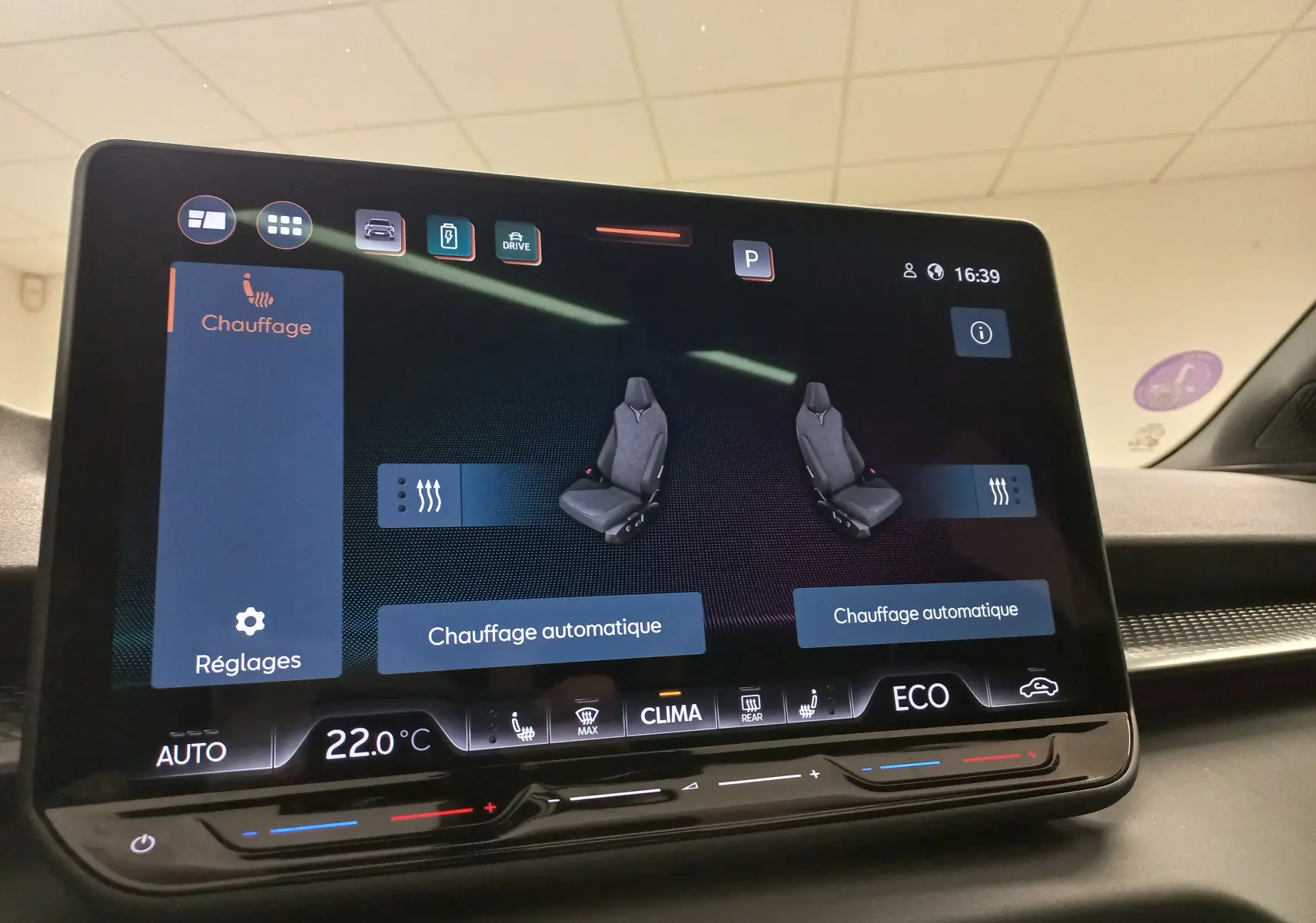 Écran tactile intérieur du CUPRA TERRAMAR 2025 affichant le réglage du chauffage des sièges en vue frontale.