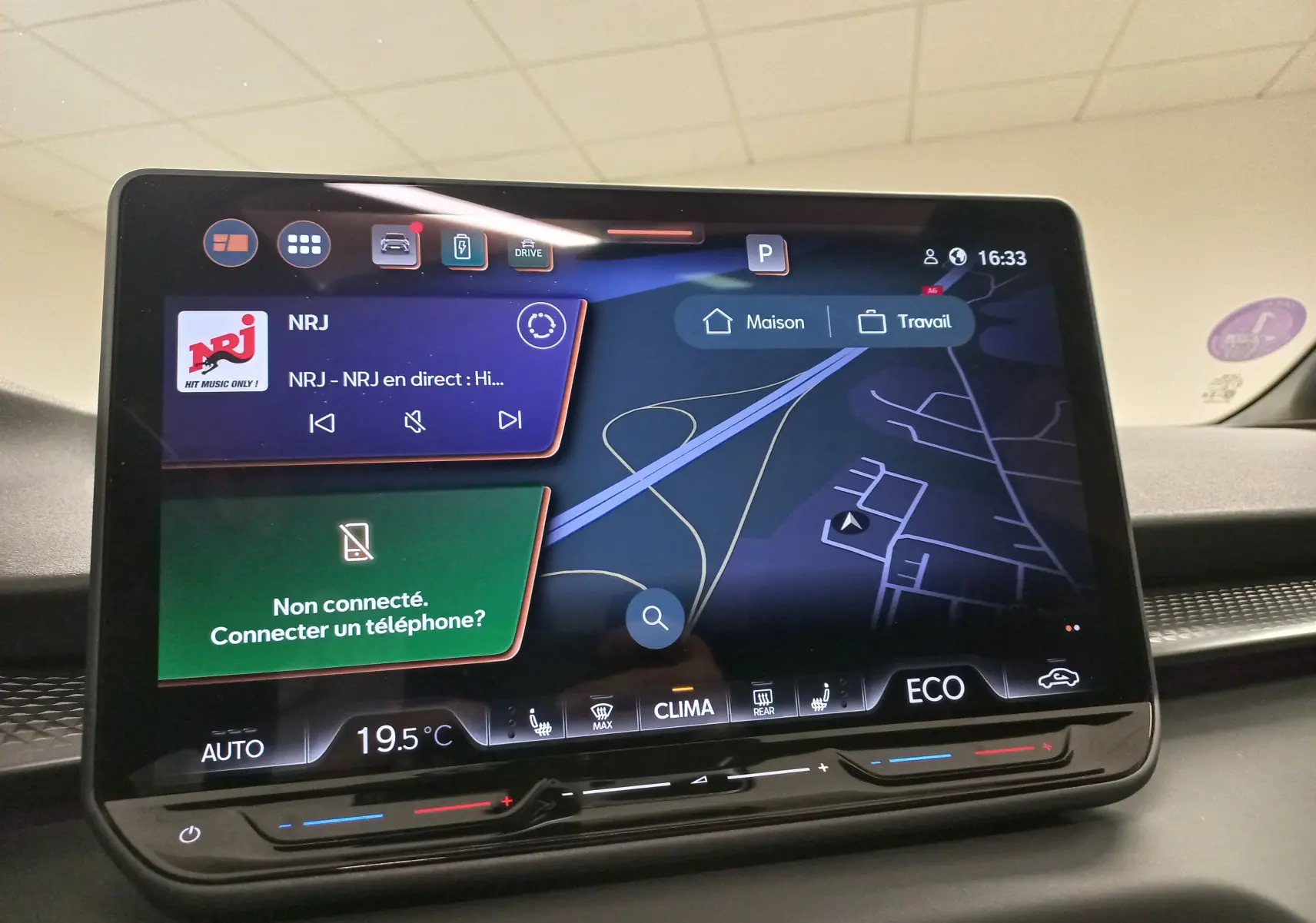 Écran tactile central du tableau de bord du CUPRA TERRAMAR 2025 affichant navigation et radio NRJ.